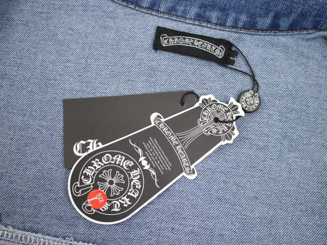 P320 Chrome Hearts Chrome Hearts Gradient Washed and Pasted Heavy Duty Leather Denim Jacket. A god-level item. A super popular product. Made with top-notch heavy industry. A must-have magic weapon to hit the streets. Couple style. [Top heavy industry fashionable design] Consistently high-street luxury style. Speaking of this style, the Zangyin family and GU family are definitely the leading representative brands. Especially the Zangyin family has really achieved a state-of-the-art effect in creating high-street style. The color system of this model is made of unique washed materials. It is already quite eye-catching. It is decorated with pink patchwork cross flowers, which cleverly highlights the charm of the brand. Secondly, this model uses classic The classic high-waist cutting design highlights the long legs and fashionable temperament of the upper body. The brand is highly recognizable and the slim fit configuration is more suitable for daily wear. It is a product that interprets personality, fashion, and specifications at a glance. This single product is enough to make any fan excited. It can be a white T-shirt for youthful preppy style, or a tight suspender for lady style. It has strong matching ability and can be easily controlled by men.  [Materials and craftsmanship] Needless to say, this point goes without saying. As an excellent craftsman brand, Zangyin’s requirements for details and craftsmanship are really perfect. The washed color of this model has gone through so many processes, not to mention the embellishment of denim appliques. It is also purely hand-made and sewn. Just like what they believe in, only hand-made things have soul and have the meaning of wear. A top-notch heavy-duty fashionable denim item, I look forward to your perfect interpretation! !  Color: Dark blue Size: M L XL Length Sleeve length Shoulder width Chest M 68 59 61 134 L 69 60 62 138